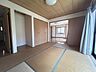 室内：1階リビング横にある約6帖の和室です♪板間と押し入れがあります♪押入れはクローゼット型の扉なので、開け閉めもしやすいですね♪