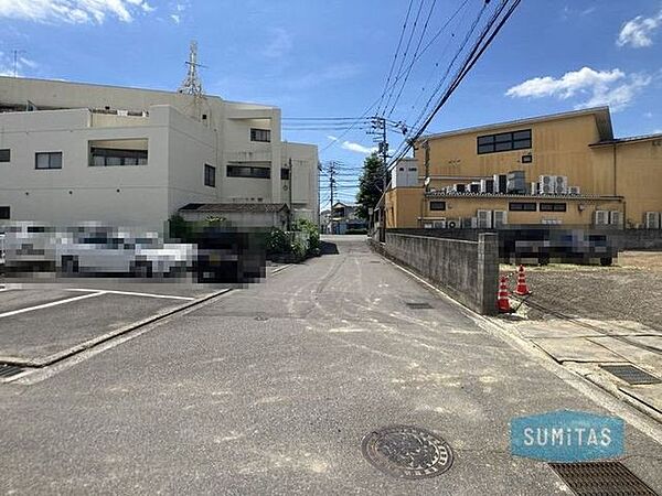 前面道路は南側にあり、日当たり良好です♪幅も約5ｍあり、車の行き来もしやすい立地です♪