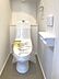 トイレ：※トイレイメージです。トイレは1・2階とも『TOTO』を採用。フチレスのトイレで、とても掃除のしやすい仕様です。ペーパーホルダーも2連式を採用し、使いやすさをプラスしました。
