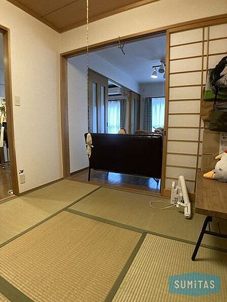洋室との扉は襖になっておりますので、寄せやすく、解放感を感じやすい、住む人に寄り添った間取りです♪