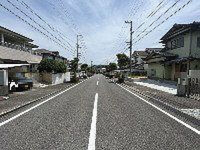 前面が2車線道路に面しているため、向かいの建物との距離があり開放感があります♪遮るものが少なく、お部屋の中に心地よい陽光と風が届きます。