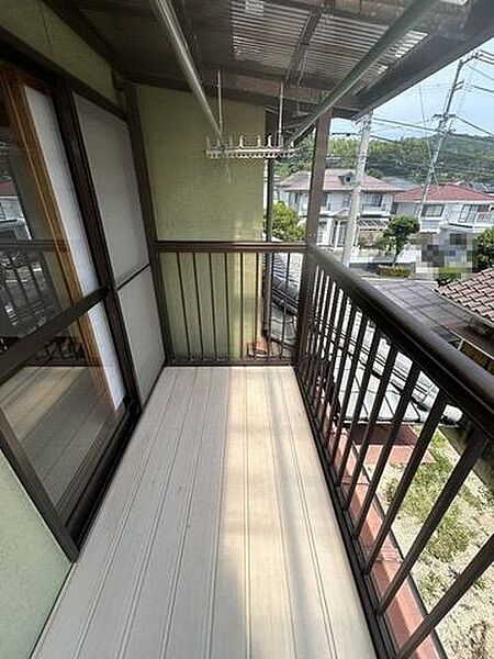 バルコニーの写真です♪屋根がついているので、急な小雨でも安心です♪物干し金物もついてます♪