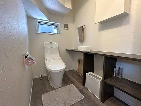 トイレは各階にございます♪手洗いスペースもついているので、トイレ後すぐ洗え、より清潔感を保つことができますね♪