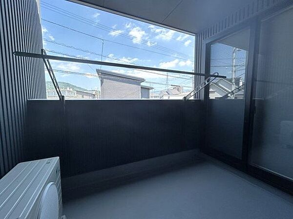 2階のバルコニーです♪屋根があるので、急な小雨にも安心♪スペースもあり、洗濯物以外に布団なども干しやすいですね♪