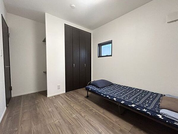 2階洋室です♪収納スペースがクローゼットと棚がある、住む人にとって過ごしやすいお部屋です♪