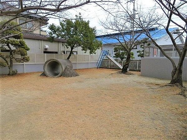敷地内に公園スペースもあります♪お子さまの遊び場や休憩スペースとして便利です♪