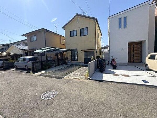 ファミリーマート松山針田店まで約350ｍ♪夜遅くや早朝にも必要なものが購入できて便利です♪