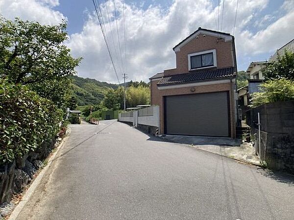 前面道路幅は約6ｍありゆったり♪駐車の際にも落ち着いて取り組みやすい広さですね♪