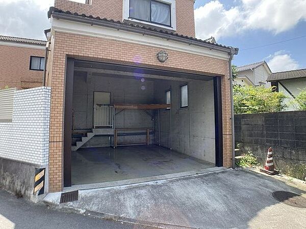 車庫には電動シャッター付♪普通車1台・軽1台の2台分の駐車が可能になっております♪