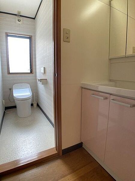 2階のトイレです♪トイレは各階にあるので、忙しい時間帯にも2か所あるとより安心感が増しますね♪
