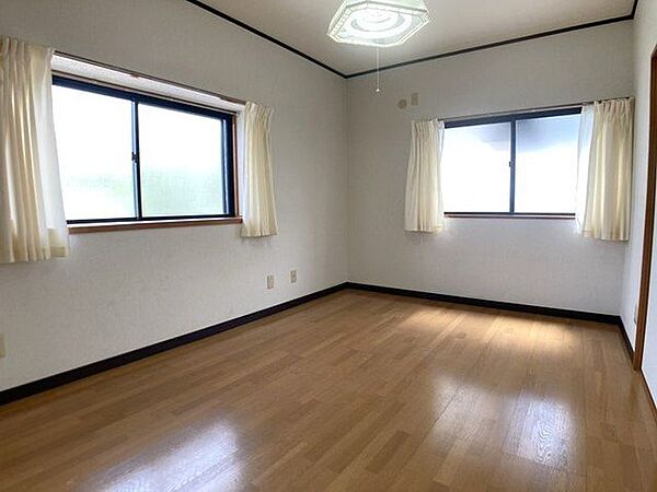 2階洋室です♪2面窓がついておりますので、通風・日当たり良好なお部屋です♪
