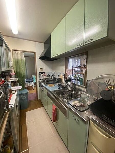 1階のキッチンです♪奥側は6.4帖の洋室にも続いております♪上下に収納がありますので、物が多くなりがちなキッチン用品の収納に便利です♪