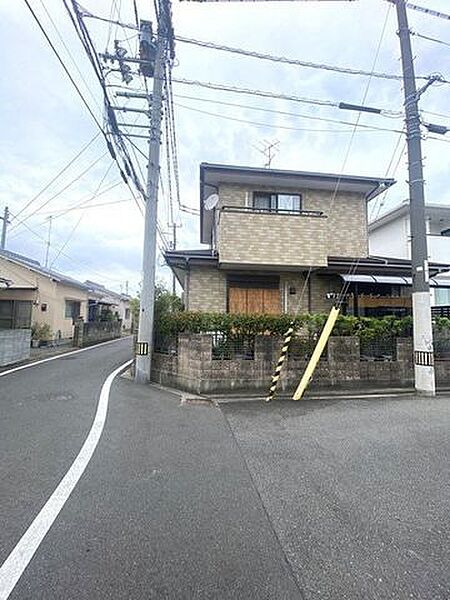 前面道路（南西側から撮影）です♪3方向道路があるので、日当たり良好な立地です♪是非現地にて体感頂ければと思います♪