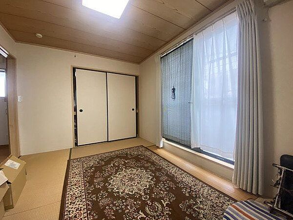 7.3帖和室（2階）です♪奥側の大きな窓はバルコニーに通じております♪大きな窓があると、更に解放感を感じますね♪