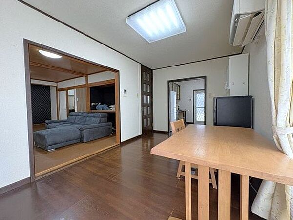 1階LDKの写真です♪キッチンから部屋全体を見渡せる長方形のＬＤＫです♪リビングとダイニングが同じ空間にありながらも、自然と独立した配置にできる使いやすい間取りです♪