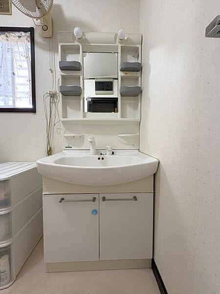 1階の洗面台です♪左右や下部に収納スペースがあるので、洗面用品もしまいやすく、使う時にすぐ出せるのが良いですね♪
