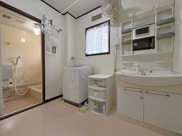 洗面室は廊下から行くことができます♪来客時でもLDKから廊下を挟んでいるので、利用しやすい間取りです♪