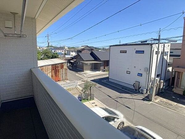日当たりの良い南面のバルコニーで毎日のお洗濯も楽々快適です♪物干し金物もついております♪