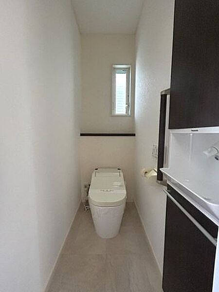 小物を飾れる棚が付いたお手洗い♪白がきれいなトイレなので小物を置くとおしゃれな雰囲気に♪