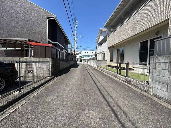 前面道路幅は北側と南側にあり、日当たり良好な立地です♪北側は幅約4.3ｍあり、車1台十分に通行する事ができます♪