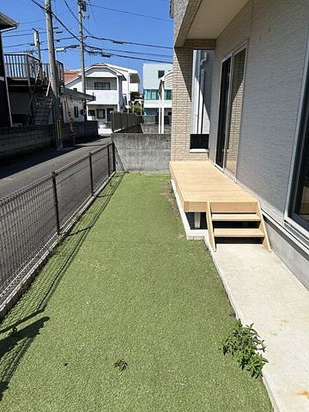 1階には、庭スペースもございます♪南側にあるので、日当たりも良く、子どもの遊び場やガーデニングにもオススメの場所です♪