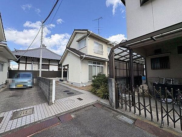 閑静な住宅街にある土地面積約45坪のお家♪国道56号線へのアクセス良好な立地です♪