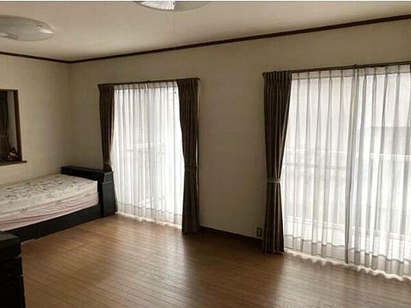 全ての部屋に南面側に窓があるので、昼間外からの暖かな光が差し込んできます♪