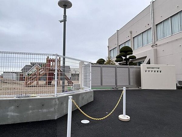 松前幼稚園 温かな環境の中で子どもたちの豊かな感性と自主性を育み、伸び伸びとした健やかな成長を地域と共に温かく見守る幼稚園です。 1050m