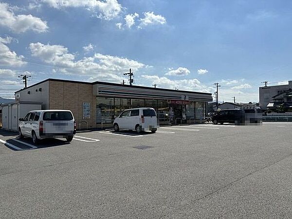 セブン-イレブン 松前町浜店 充実した品揃えと便利なサービスを提供し、地域の日常的な買い物や移動中のひと休みを24時間温かく支えるコンビニです。 466m