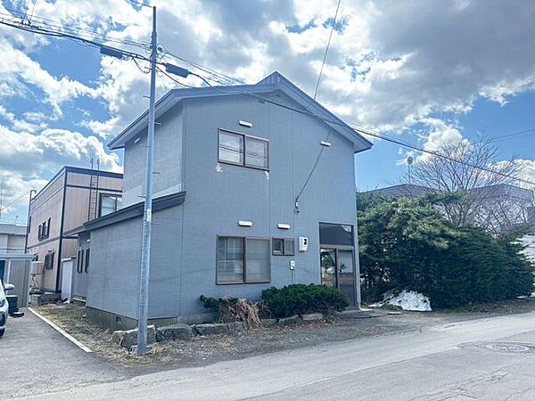 物件横のお庭は整備して駐車スペースへ。複数台車所有の方も、お庭を確保しつつ敷地内で駐車が可能です！