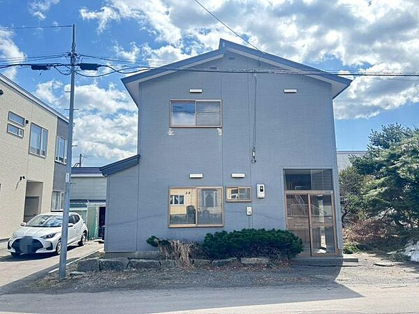 小学校や買物施設が徒歩15分圏内にあり、生活環境良好です。車で15分圏内に三井アウトレットパークも。