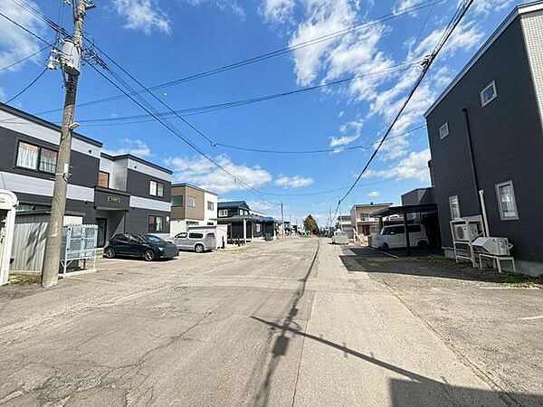 小学校や買物施設が徒歩15分圏内で利便性良好。前面道路は約8m幅で、車の出し入れや通行もスムーズ。