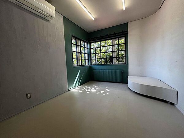 【2階洋室】広々とした居住空間は日々の暮らしを彩り、心のやすらぎと満足感を与えてくれます。