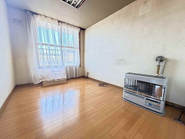 【洋室1】シンプルで家具を配置しやすく、寝室や子ども部屋など幅広く活用できます。