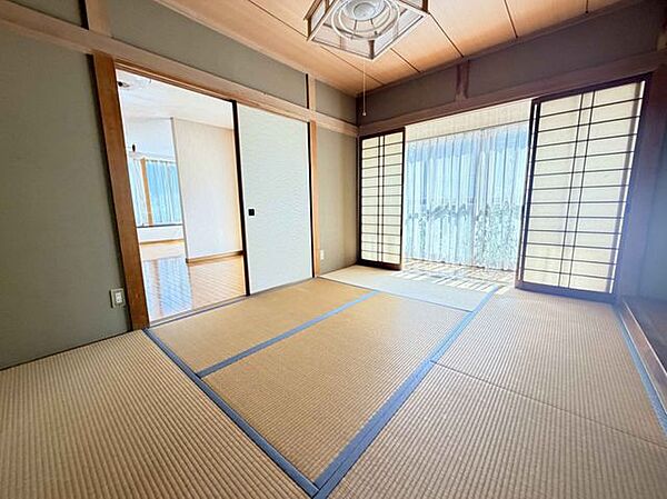 【和室2】大きな窓からやわらかな光が差し込む、落ち着きのある和室。LDKと続き間になっております。