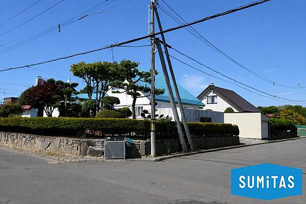 南西側・南東側ともに幅員8.0ｍの公道に接する角地物件につき、開放感があり陽当り良好です。