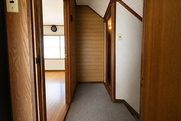 木の温もりを感じる落ち着いた2階ホール。各居室へスムーズにつながる動線で、住まいの中に自然な一体感。