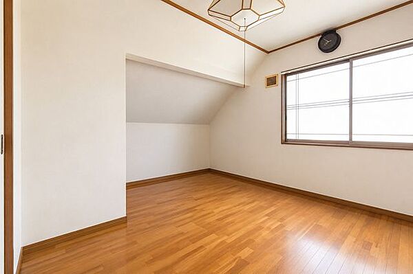 大きな窓から光が差し込む、明るく開放的な洋室。