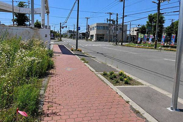 北西側は幅員18mの公道に間口約10.7mで接道し、車の出し入れもスムーズです。