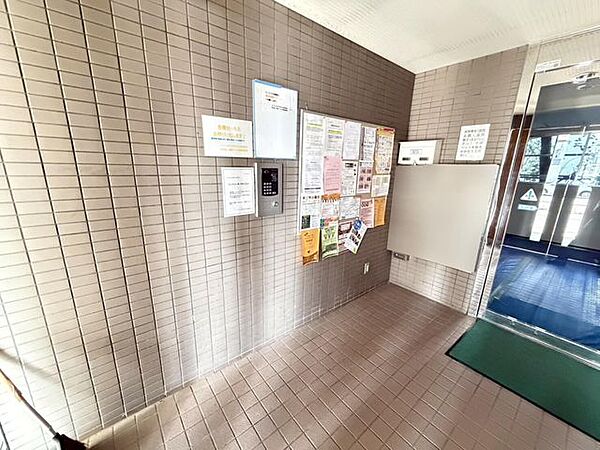 エントランスはオートロックで、部外者の侵入を防ぎます。防犯カメラも設置されており安心の住まい。