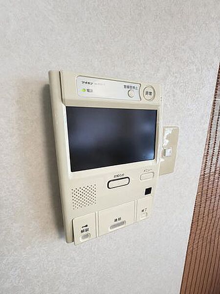 （家具削除しCG加工）来訪者の顔を室内から確認できるTVモニター付きインターホン。