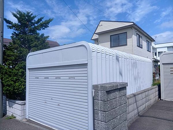 大切な車を雨や雪、風から守れるシャッター付き車庫。ゆとりのある奥行きで、荷物の保管場所としても活躍。