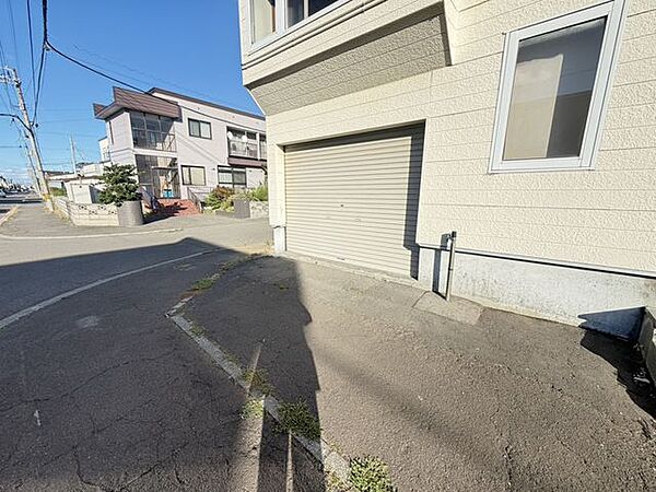 3台駐車可能です（車種による）。ご夫婦それぞれのお車に加え、来客用スペースを確保したいご家庭にも。