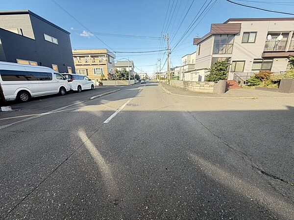 周辺は戸建住宅が並び、穏やかな住環境が感じられます。
