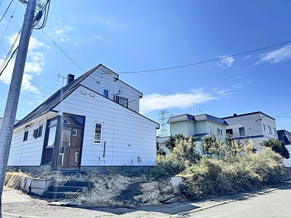 【外観】北東・北西8m公道に接する、開放感あふれる敷地