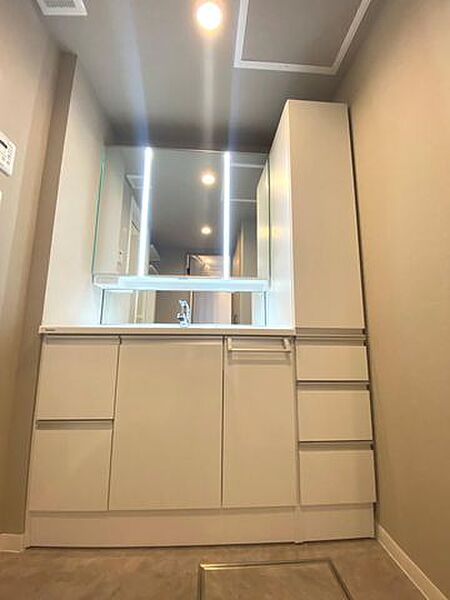 【洗面台】豊富な収納スペースを備えているため、洗面小物をすっきりと整理できます。