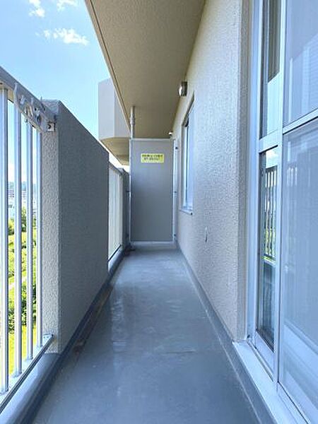 【バルコニー】6階部分で通風や眺望が良好なため、洗濯物干しもスムーズです。
