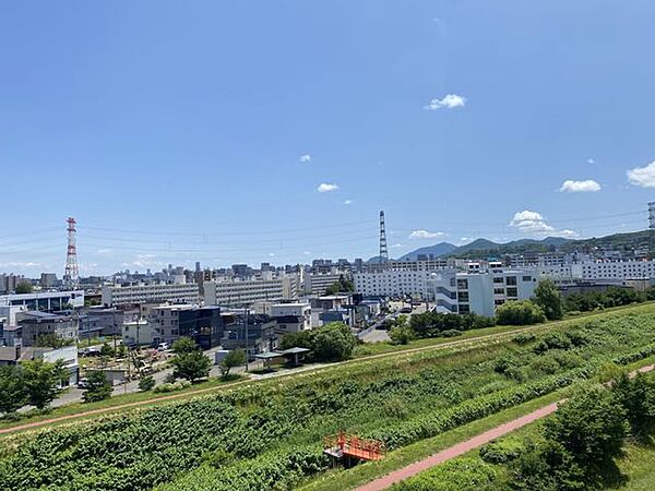 【眺望】9階建の6階部分に位置するため、遠くの街並みまで開放的な景色を見渡せます。
