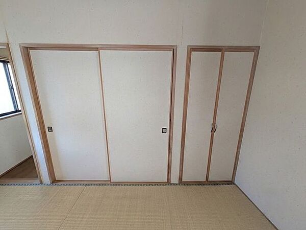 【2階和室収納】※CG加工済み。お布団もしっかり収まる押入れに加え、用途別に整理できる観音扉の収納