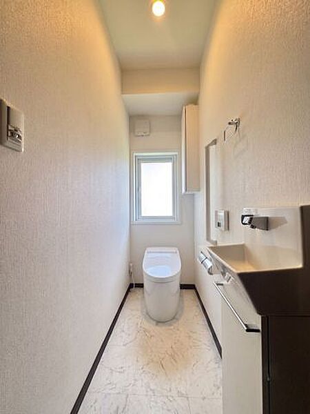 【トイレ1F】写真はCG加工済。清潔感あふれる明るく爽やかなトイレ空間！